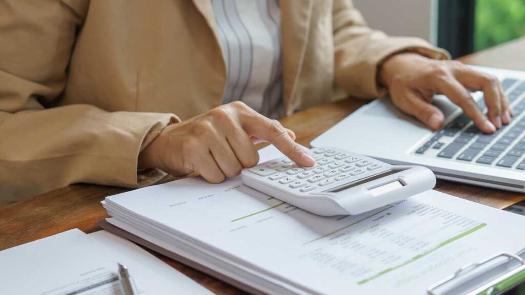 年末調整の還付金が発生する仕組みとは