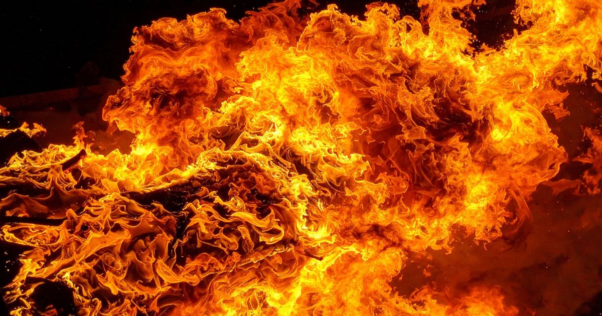 現代社会では、目まぐるしく変化する出来事や、予想を超えて押し寄せる情報・感情・タスクなどを、いかに言葉で表現するかが重要です。そんなときに役立つのが「怒涛(どとう)」という言葉。もともとは荒れ狂う大波を意味するこの語は、単なる自然現象の描写にとどまらず、あらゆる場面で“圧倒的な勢い”や“次々に押し寄せる状態”を象徴的に伝える力強い日本語表現として、多くの人々に親しまれています。 本記事では、「怒涛」という言葉の基本的な意味や語源から、日常会話・ビジネス・文学などにおける活用法、さらに英語表現との比較までを徹底的に解説します。「怒涛のような毎日」といった身近な言い回しから、詩的でドラマチックな表現まで、幅広く理解できるよう構成していますので、語彙力を高めたい方、日本語表現を深く学びたい方にとっても有益な内容となるはずです。